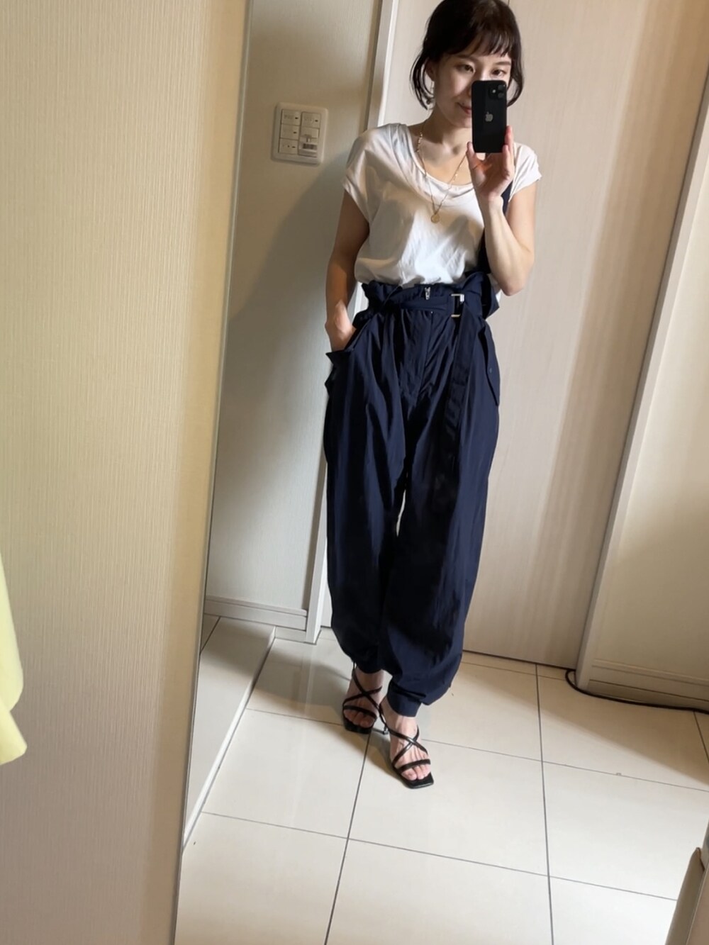 ブラック系のサンダル、ブルー系のその他パンツ、グレー系のTシャツ/カットソーを着用したレディースの夏コーディネートの3枚目の写真