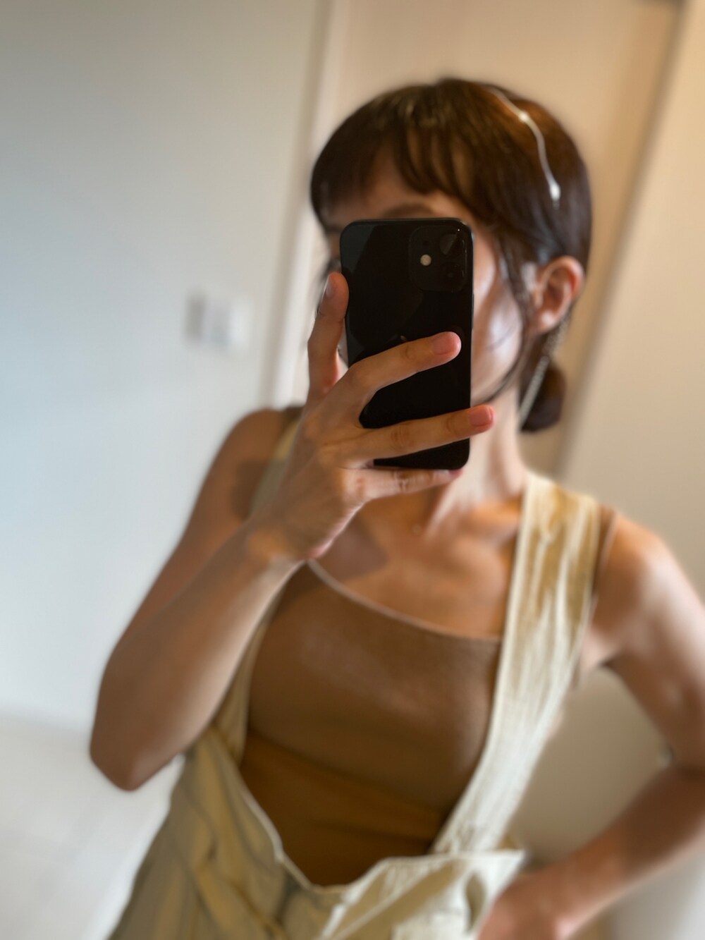 ベージュ系のその他パンツ、ブラック系のサンダル、ベージュ系のタンクトップを着用したレディースの夏コーディネートの3枚目の写真