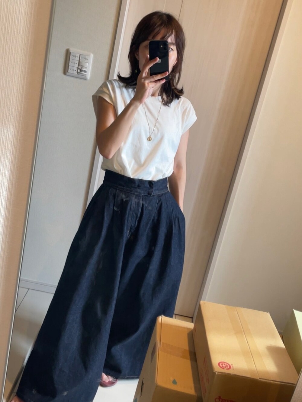 ホワイト系のその他トップス、ブルー系のデニムパンツ、レッド系のサンダルを着用したレディースの夏コーディネートの4枚目の写真