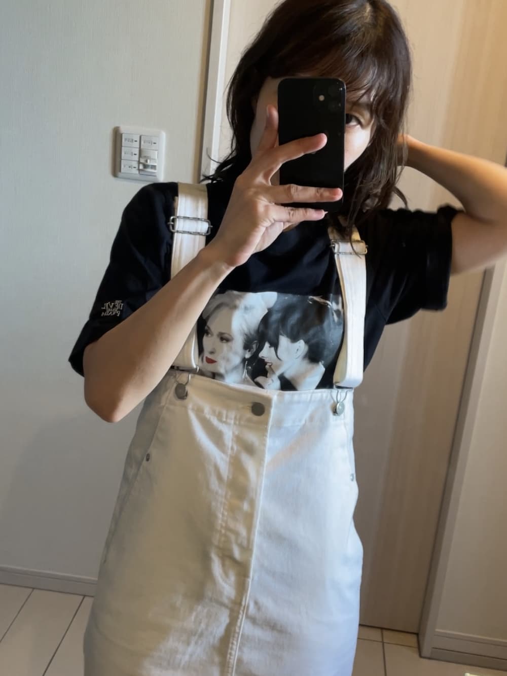 ホワイト系のデニムスカート、その他のスニーカー、ブラック系のTシャツ/カットソーを着用したレディースの夏コーディネートの3枚目の写真