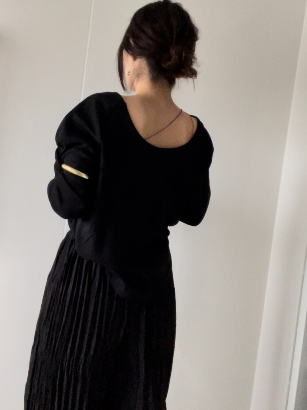 ブラック系のTシャツ/カットソー、ブラック系のキャミソール、ブラック系のその他パンツを着用したレディースの春コーディネートの5枚目の写真