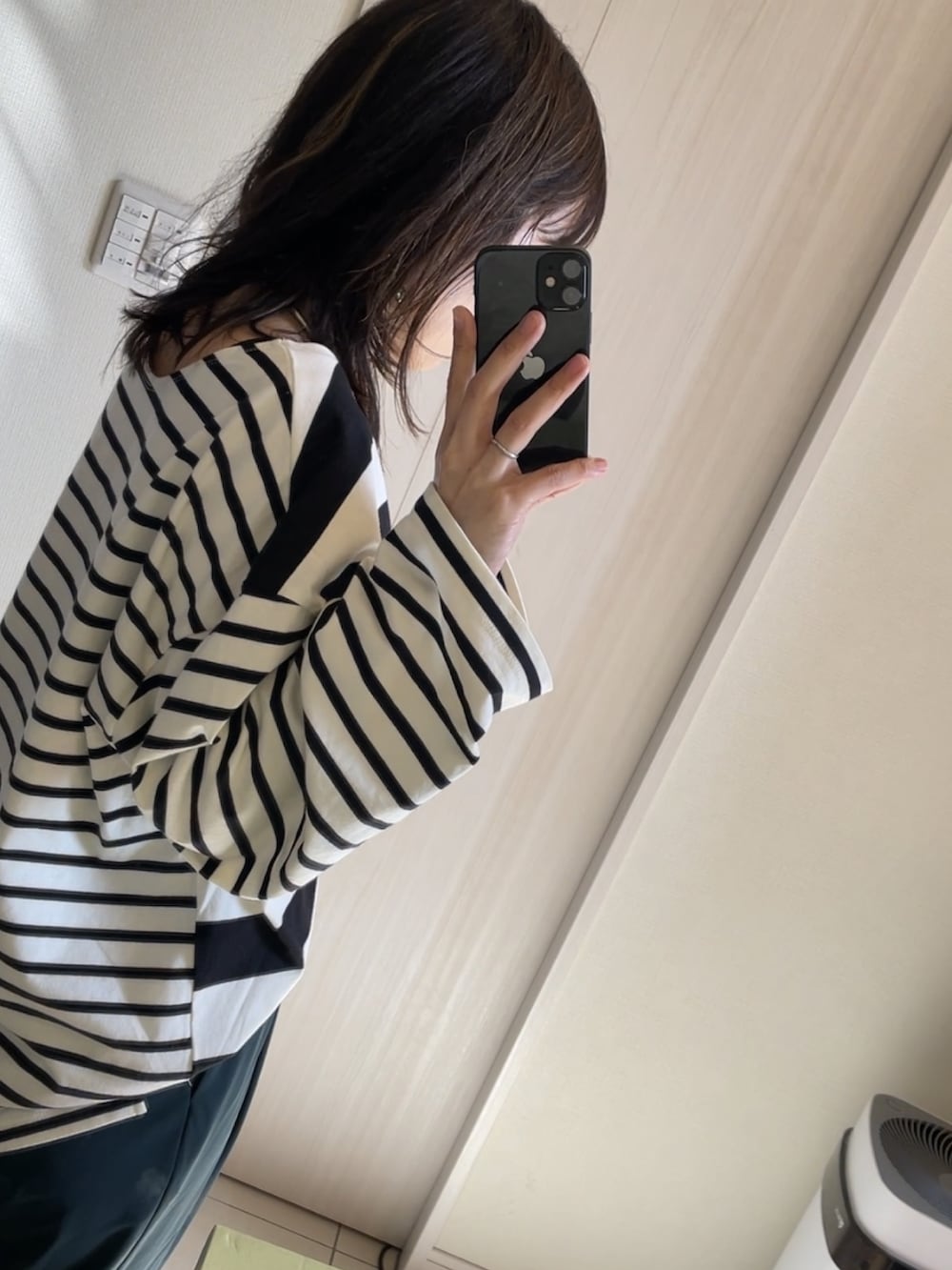 ホワイト系のTシャツ/カットソー、その他のパンツ、イエロー系のパンプスを着用したレディースの春コーディネートの3枚目の写真