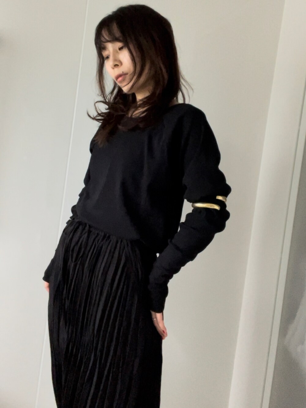 ブラック系のTシャツ/カットソー、ブラック系のキャミソール、ブラック系のその他パンツを着用したレディースの春コーディネートの5枚目の写真