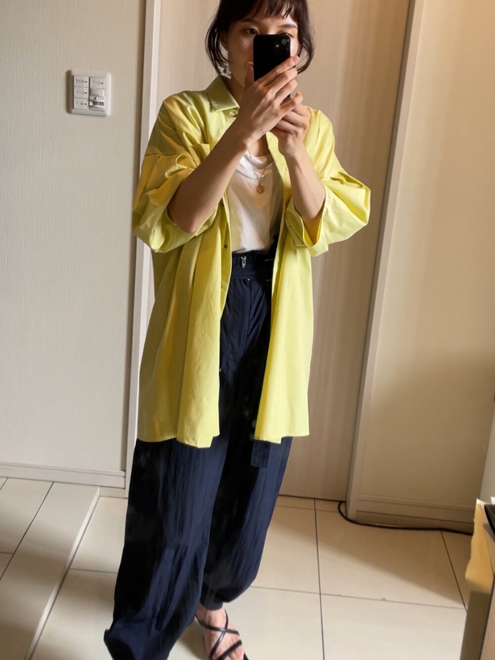 ブラック系のサンダル、ブルー系のその他パンツ、イエロー系のシャツ/ブラウスを着用したレディースの夏コーディネートの2枚目の写真