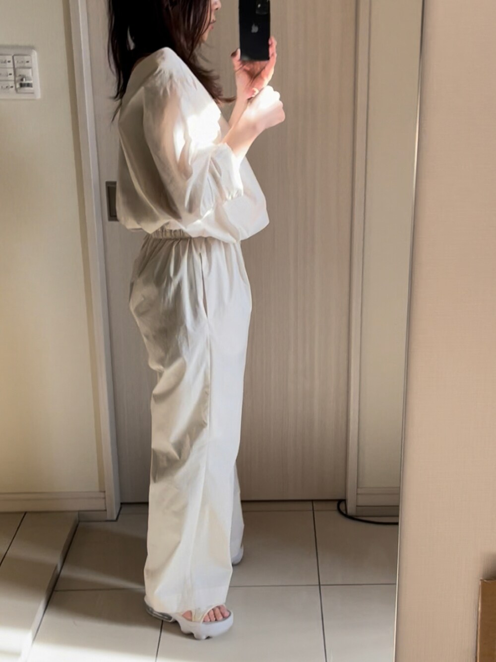 ホワイト系のサンダル、ホワイト系のつなぎ/オールインワン、シルバー系のチョーカーを着用したレディースの春コーディネートの2枚目の写真