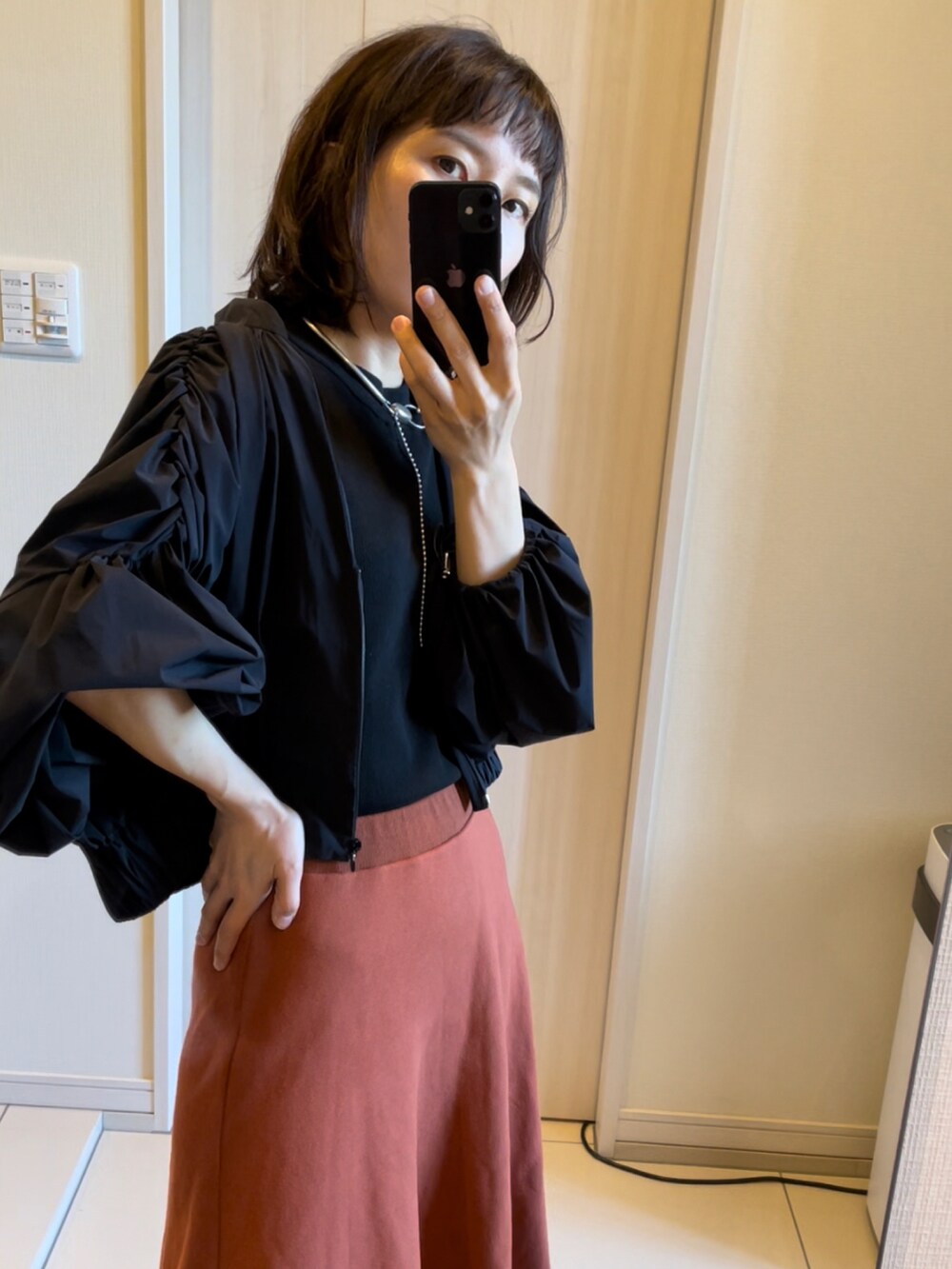 ブラック系のTシャツ/カットソー、ブラウン系のワンピース、ブラック系のサンダルを着用したレディースの春コーディネートの4枚目の写真