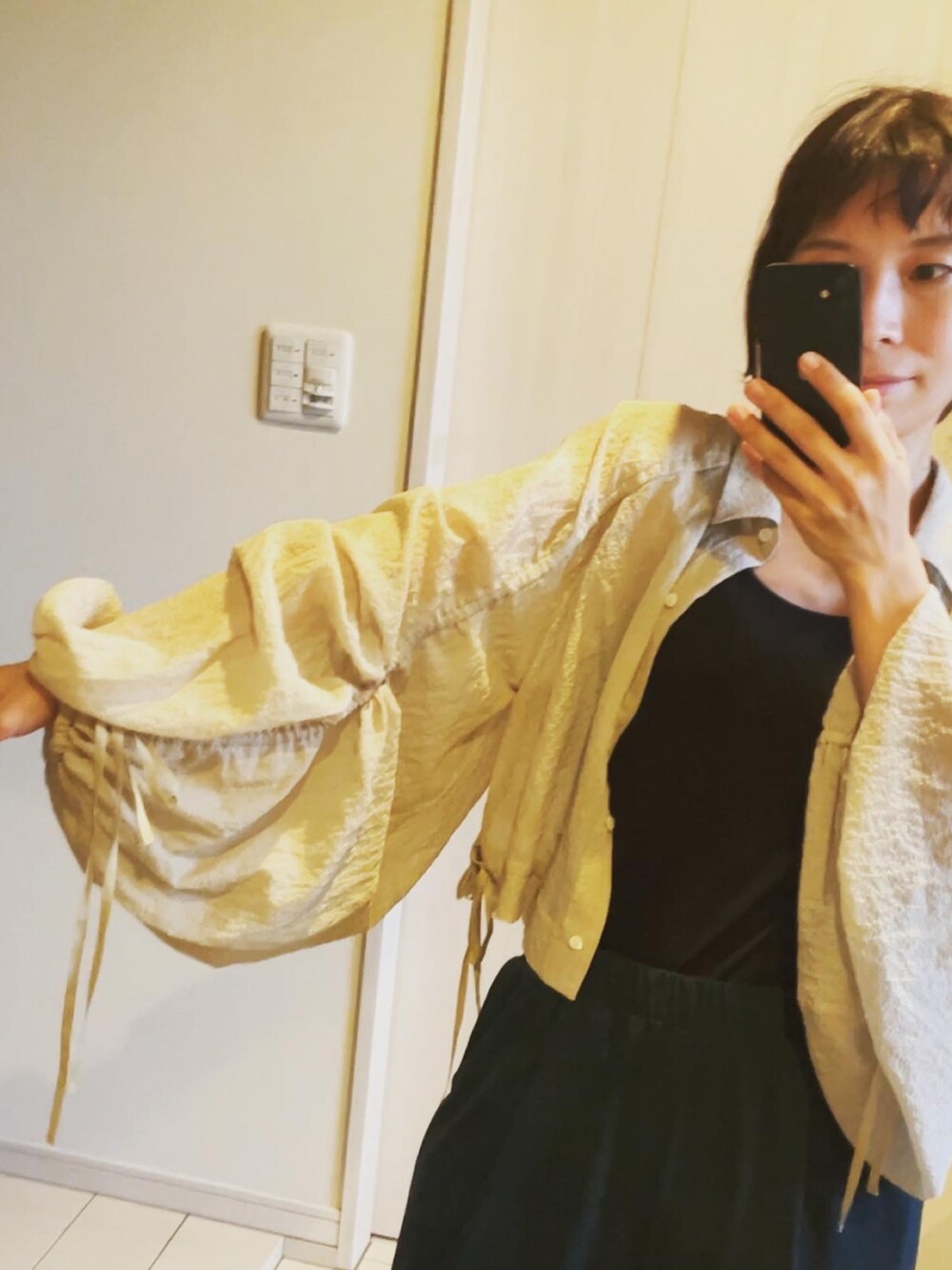 その他のパンツ、ブラック系のサンダル、ベージュ系のシャツ/ブラウスを着用したレディースの夏コーディネートの3枚目の写真