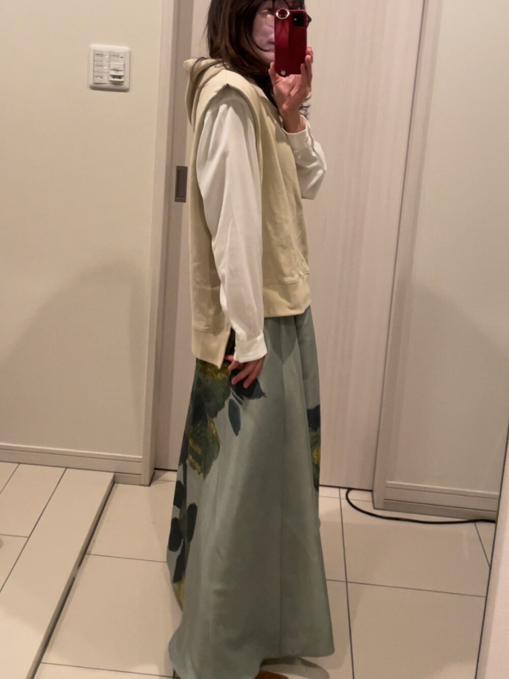 ホワイト系のパーカー、グリーン系のスカート、ホワイト系のシャツ/ブラウスを着用したレディースの春コーディネートの3枚目の写真