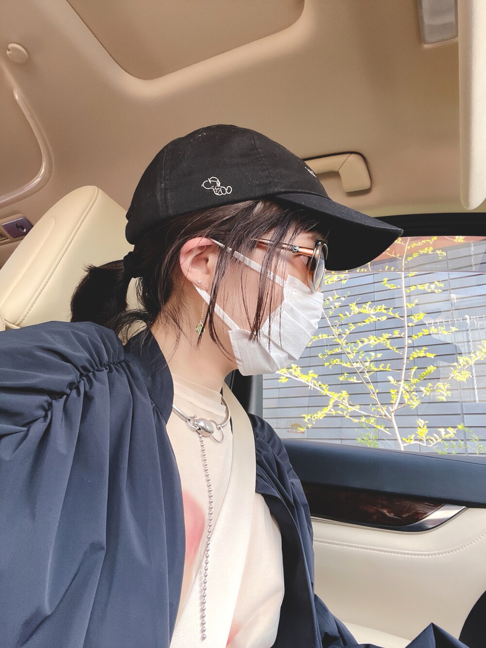 ブラック系のサンダル、ブラック系のワンピース、その他のTシャツ/カットソーを着用したレディースの春コーディネートの5枚目の写真