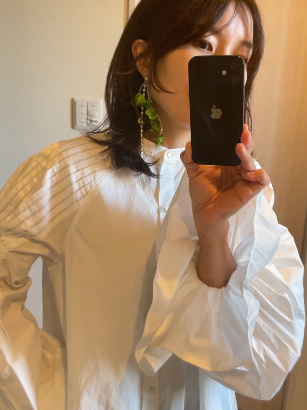 ホワイト系のシャツ/ブラウス、ブラック系のブーツ、グレー系のデニムパンツを着用したレディースの秋コーディネートの2枚目の写真