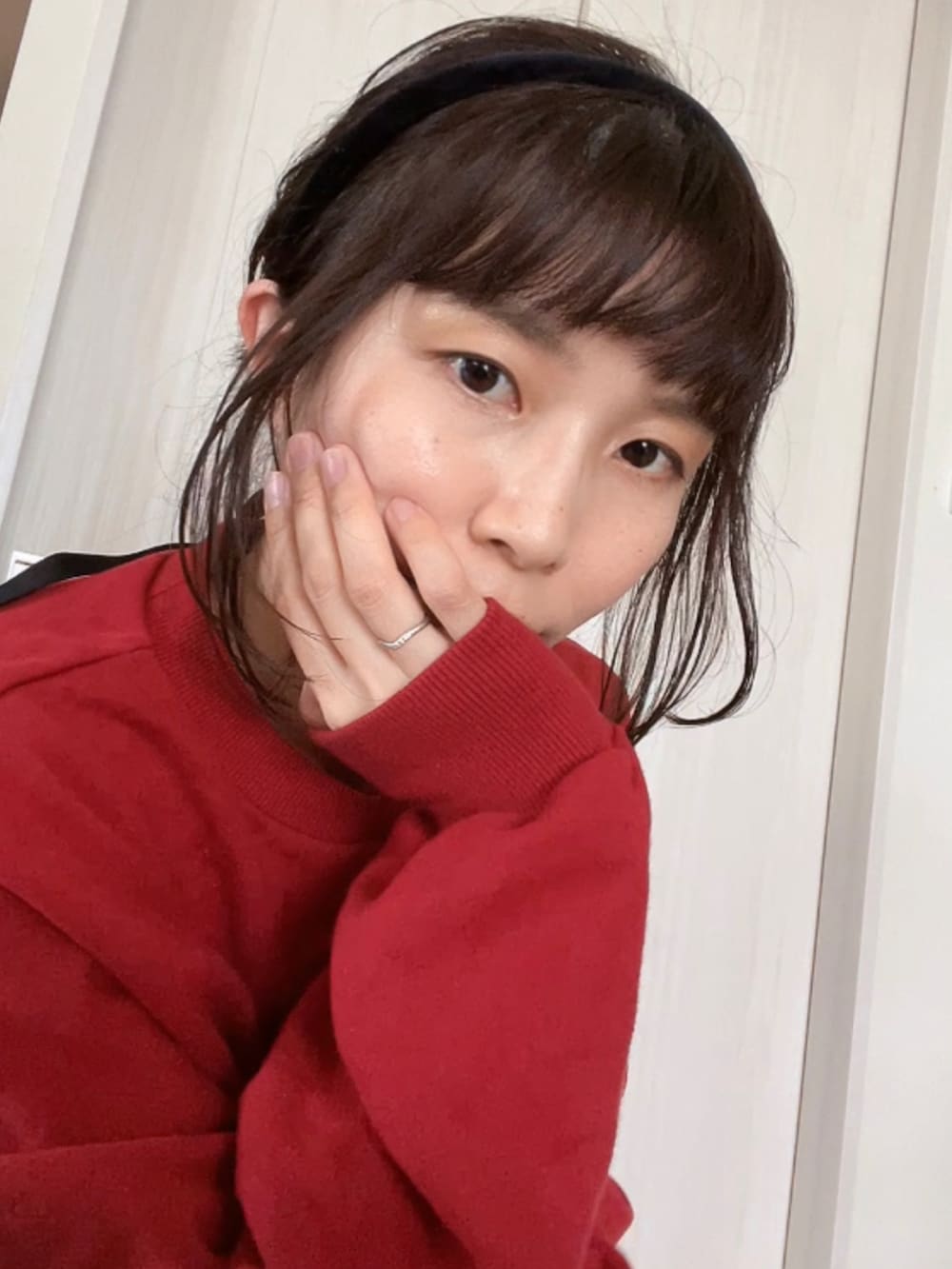 ブラック系のスカート、レッド系のスウェット、ブラック系のサンダルを着用したレディースの夏コーディネートの5枚目の写真