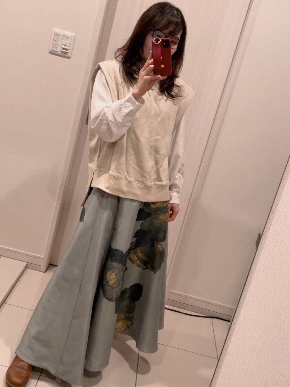 ホワイト系のパーカー、グリーン系のスカート、ホワイト系のシャツ/ブラウスを着用したレディースの春コーディネートの2枚目の写真