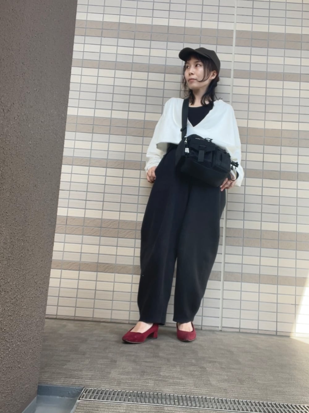 ブラック系のその他パンツ、ホワイト系のスウェット、レッド系のパンプスを着用したレディースの春コーディネートの2枚目の写真