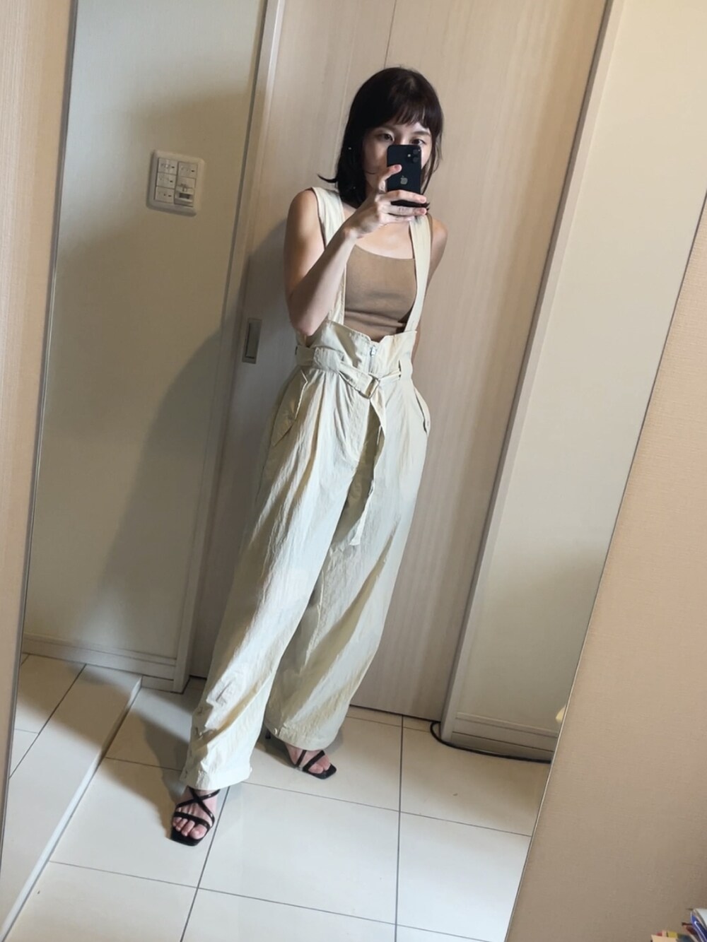 ベージュ系のその他パンツ、ブラック系のサンダル、ベージュ系のタンクトップを着用したレディースの夏コーディネートの5枚目の写真