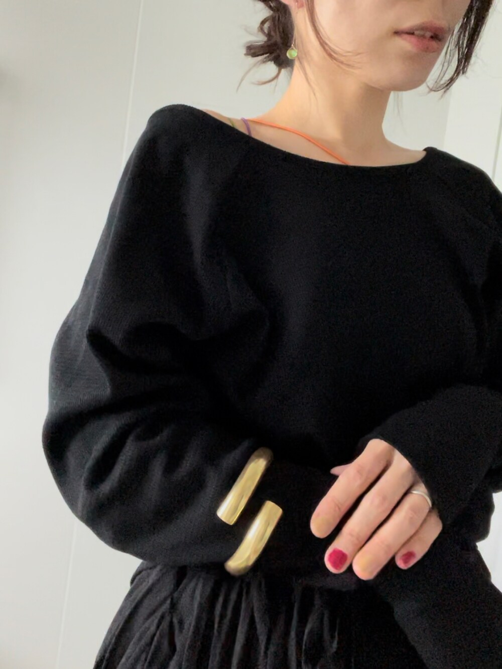 ブラック系のTシャツ/カットソー、ブラック系のキャミソール、ブラック系のその他パンツを着用したレディースの春コーディネートの2枚目の写真