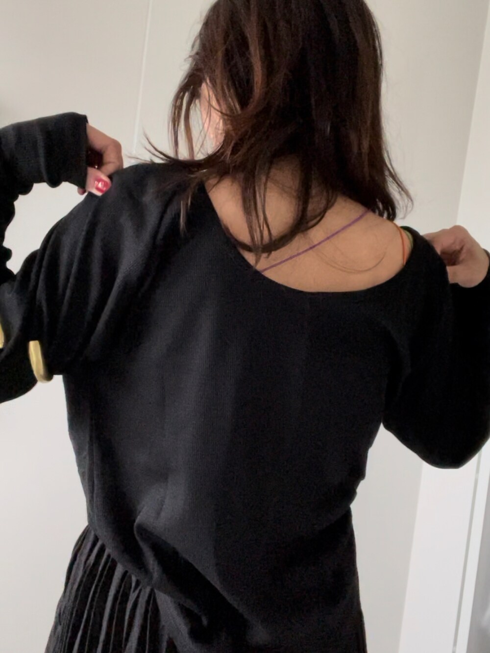 ブラック系のTシャツ/カットソー、ブラック系のキャミソール、ブラック系のその他パンツを着用したレディースの春コーディネートの2枚目の写真