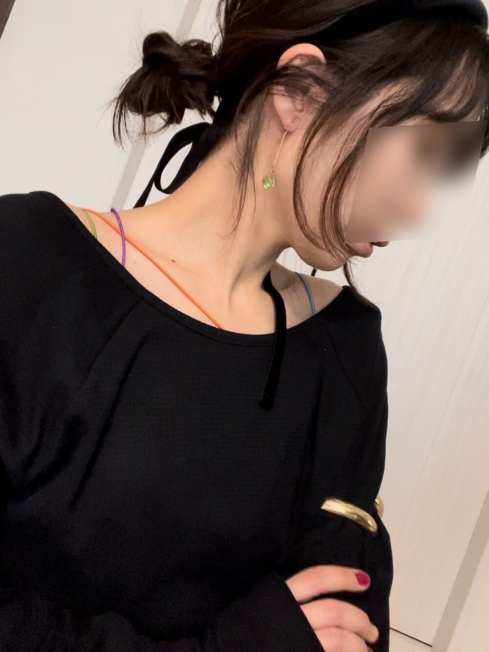 ブラック系のTシャツ/カットソー、ブラック系のキャミソール、ゴールド系のバングル/リストバンドを着用したレディースの春コーディネートの4枚目の写真