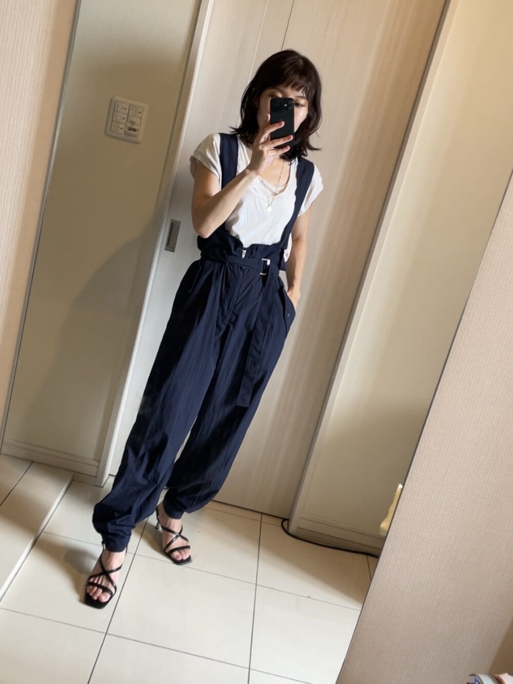 ブラック系のサンダル、ブルー系のその他パンツ、グレー系のTシャツ/カットソーを着用したレディースの夏コーディネートの2枚目の写真