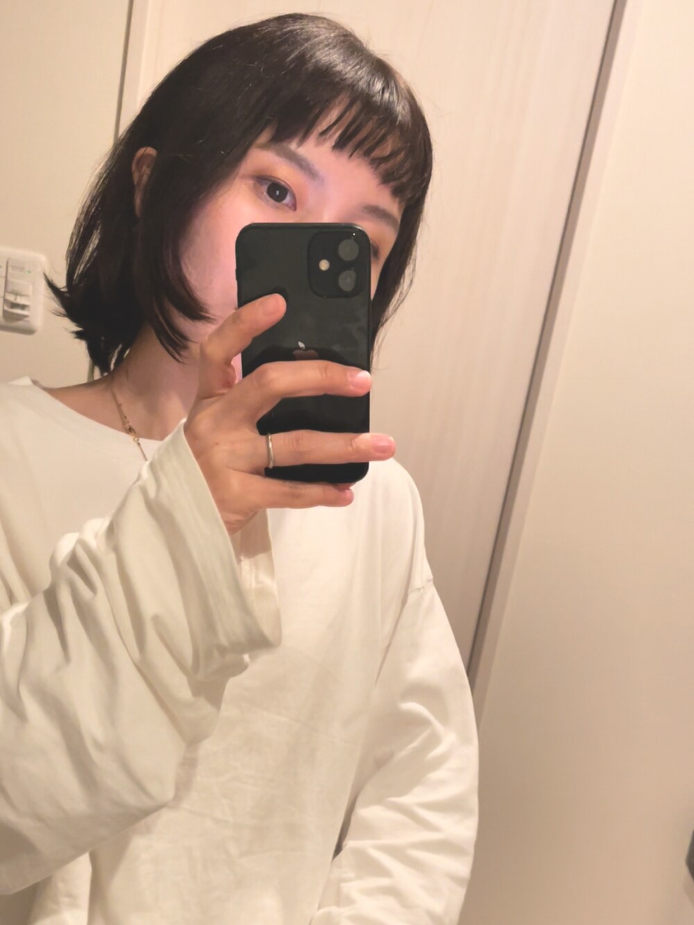 ブラック系のサンダル、ブラック系のその他パンツ、ホワイト系のTシャツ/カットソーを着用したレディースの春コーディネートの2枚目の写真