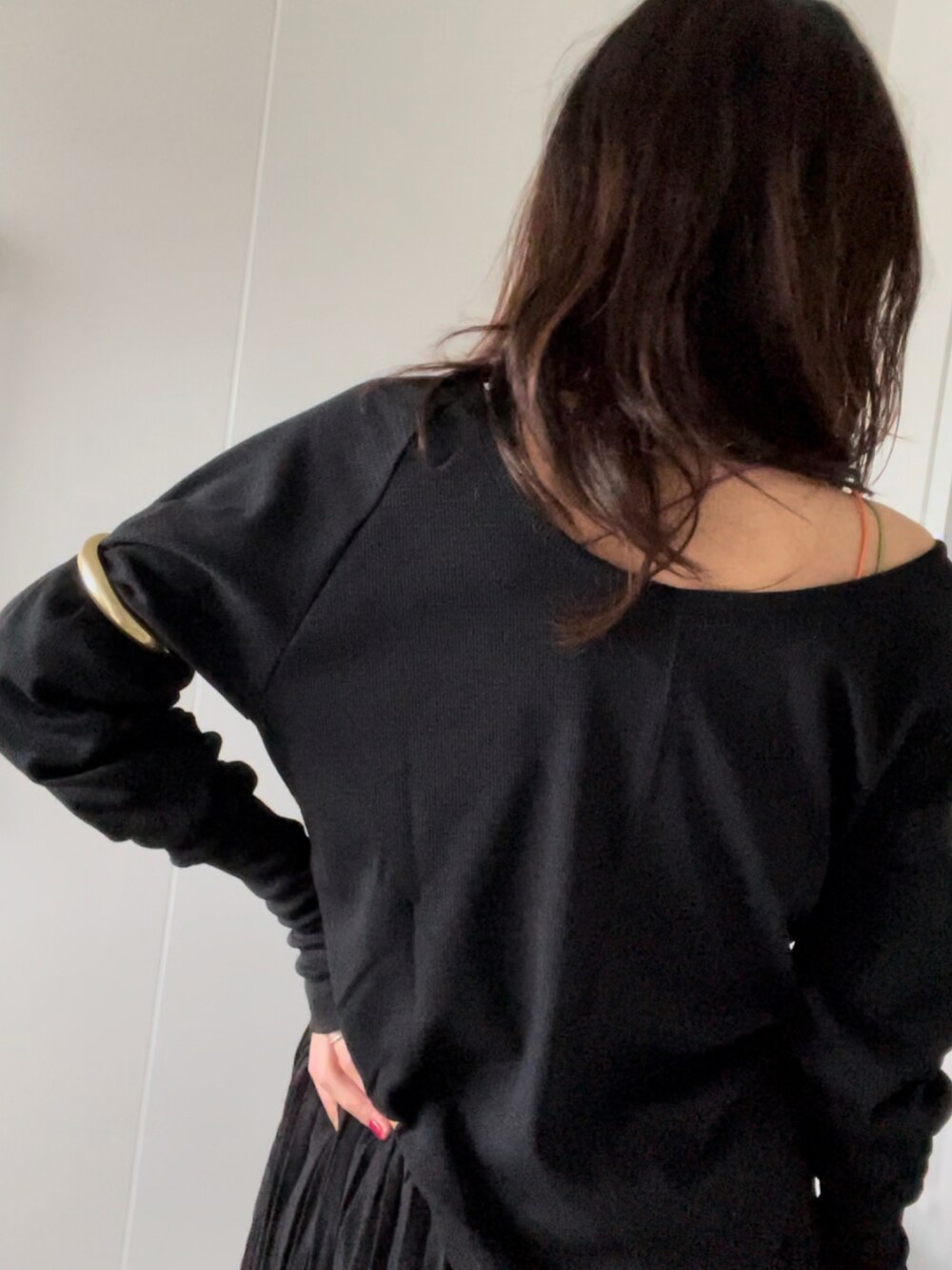 ブラック系のTシャツ/カットソー、ブラック系のキャミソール、ブラック系のその他パンツを着用したレディースの春コーディネートの3枚目の写真