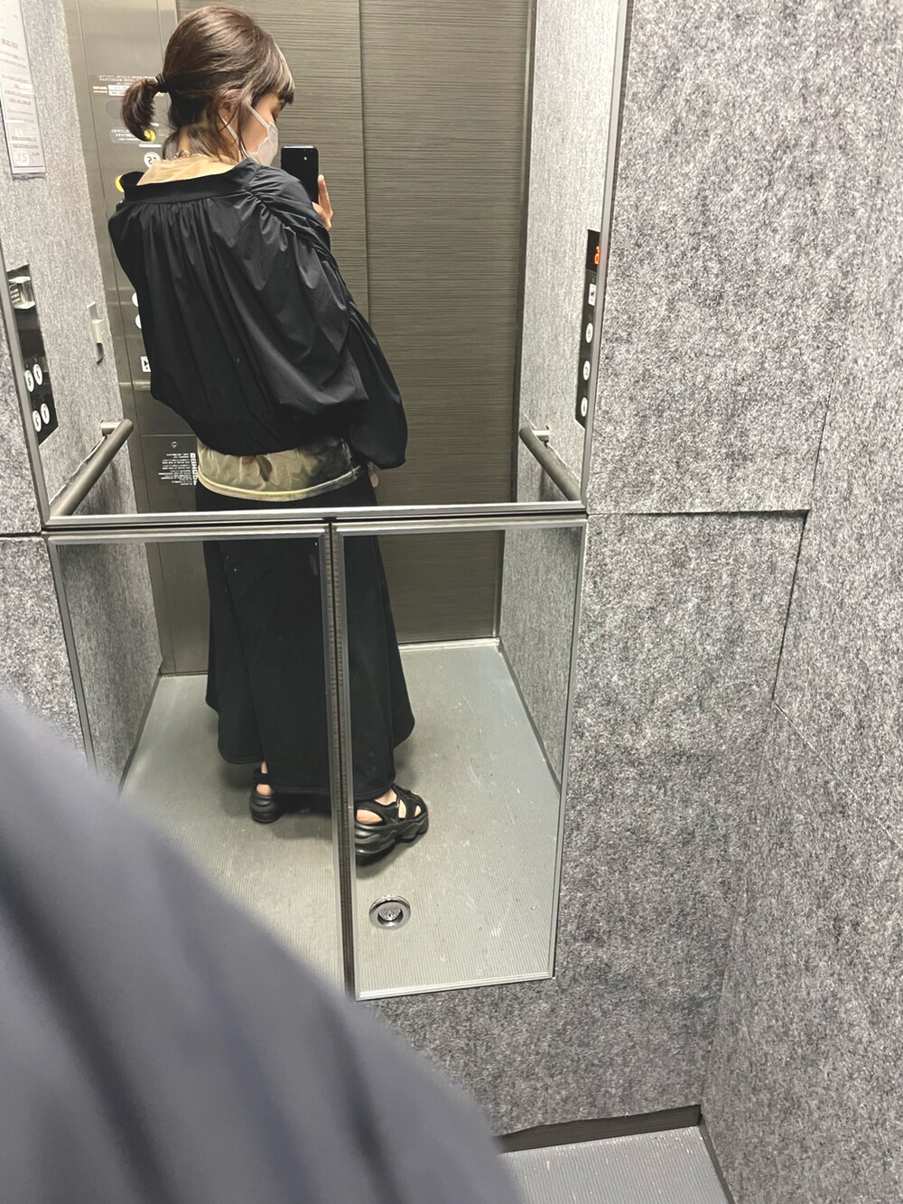 ブラック系のサンダル、ブラック系のワンピース、その他のTシャツ/カットソーを着用したレディースの春コーディネートの4枚目の写真