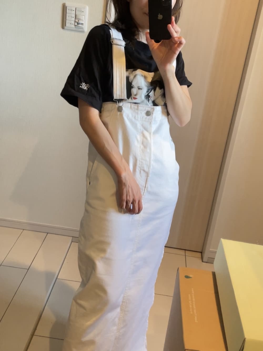 ホワイト系のデニムスカート、その他のスニーカー、ブラック系のTシャツ/カットソーを着用したレディースの夏コーディネートの4枚目の写真