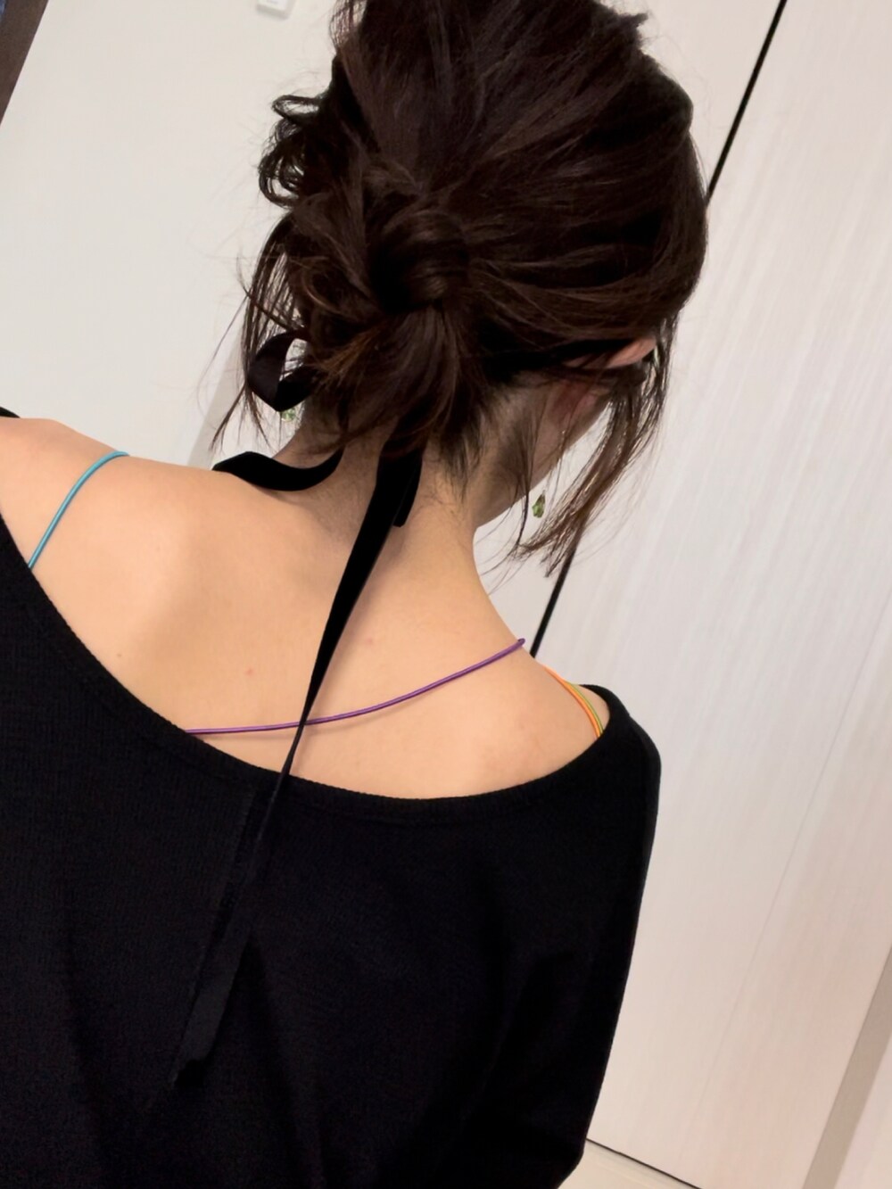 ブラック系のTシャツ/カットソー、ブラック系のキャミソール、ゴールド系のバングル/リストバンドを着用したレディースの春コーディネートの3枚目の写真