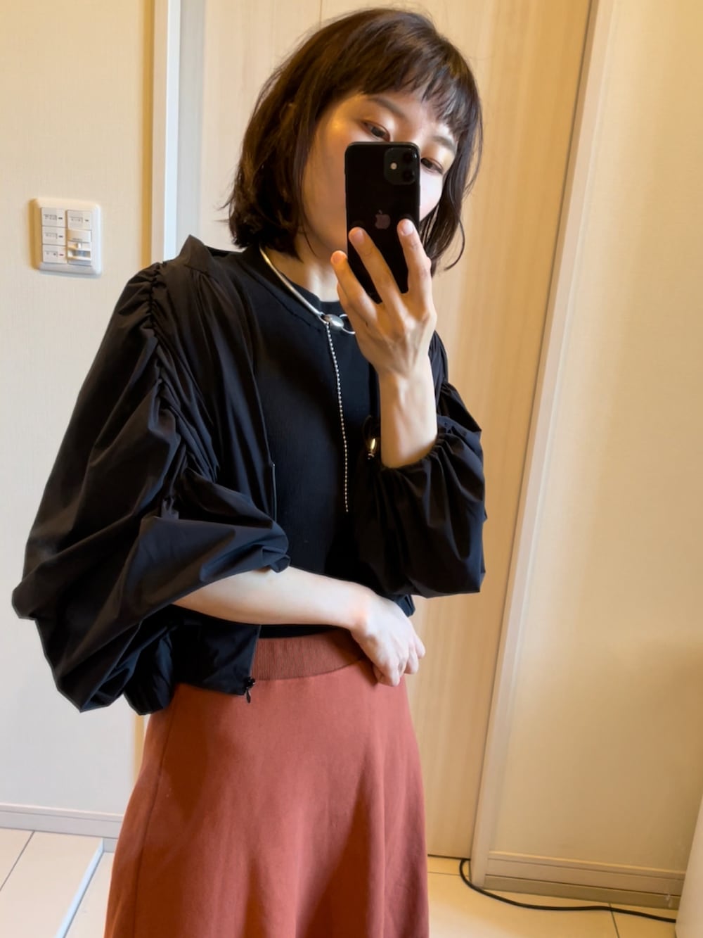 ブラック系のTシャツ/カットソー、ブラウン系のワンピース、ブラック系のサンダルを着用したレディースの春コーディネートの3枚目の写真