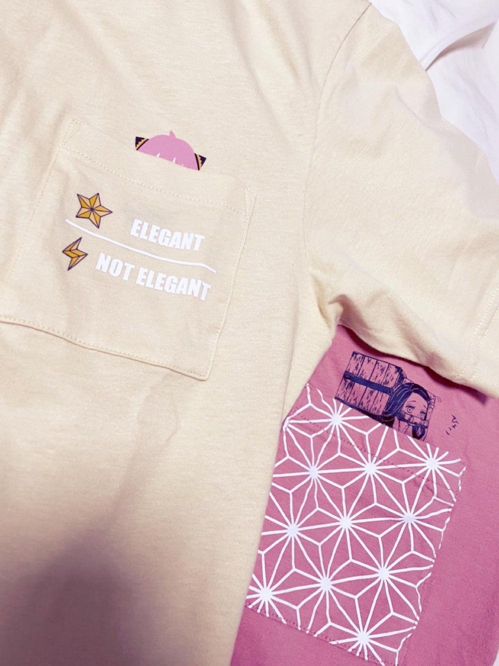 ブラック系のスカート、イエロー系のTシャツ/カットソー、ピンク系のTシャツ/カットソーを着用したレディースの夏コーディネートの4枚目の写真