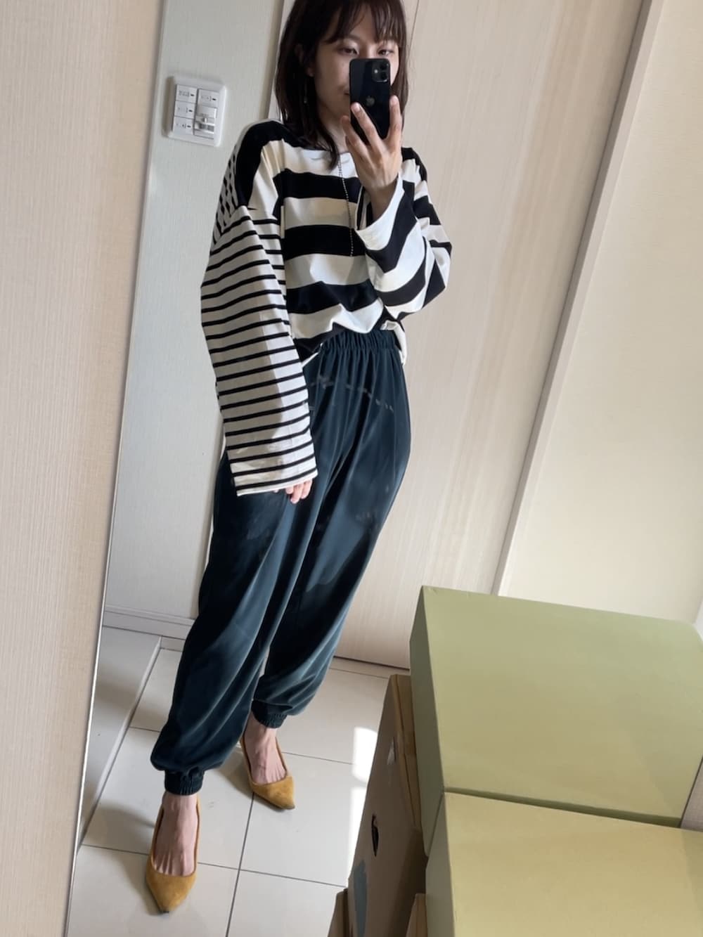 ホワイト系のTシャツ/カットソー、その他のパンツ、イエロー系のパンプスを着用したレディースの春コーディネートの2枚目の写真