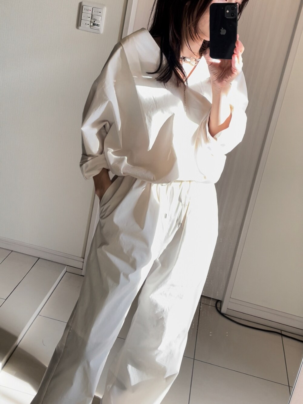 ホワイト系のサンダル、ホワイト系のつなぎ/オールインワン、シルバー系のチョーカーを着用したレディースの春コーディネートの4枚目の写真