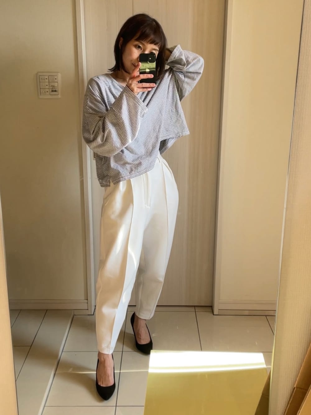 ホワイト系のTシャツ/カットソー、ホワイト系のその他パンツを着用したレディースの春コーディネートの2枚目の写真