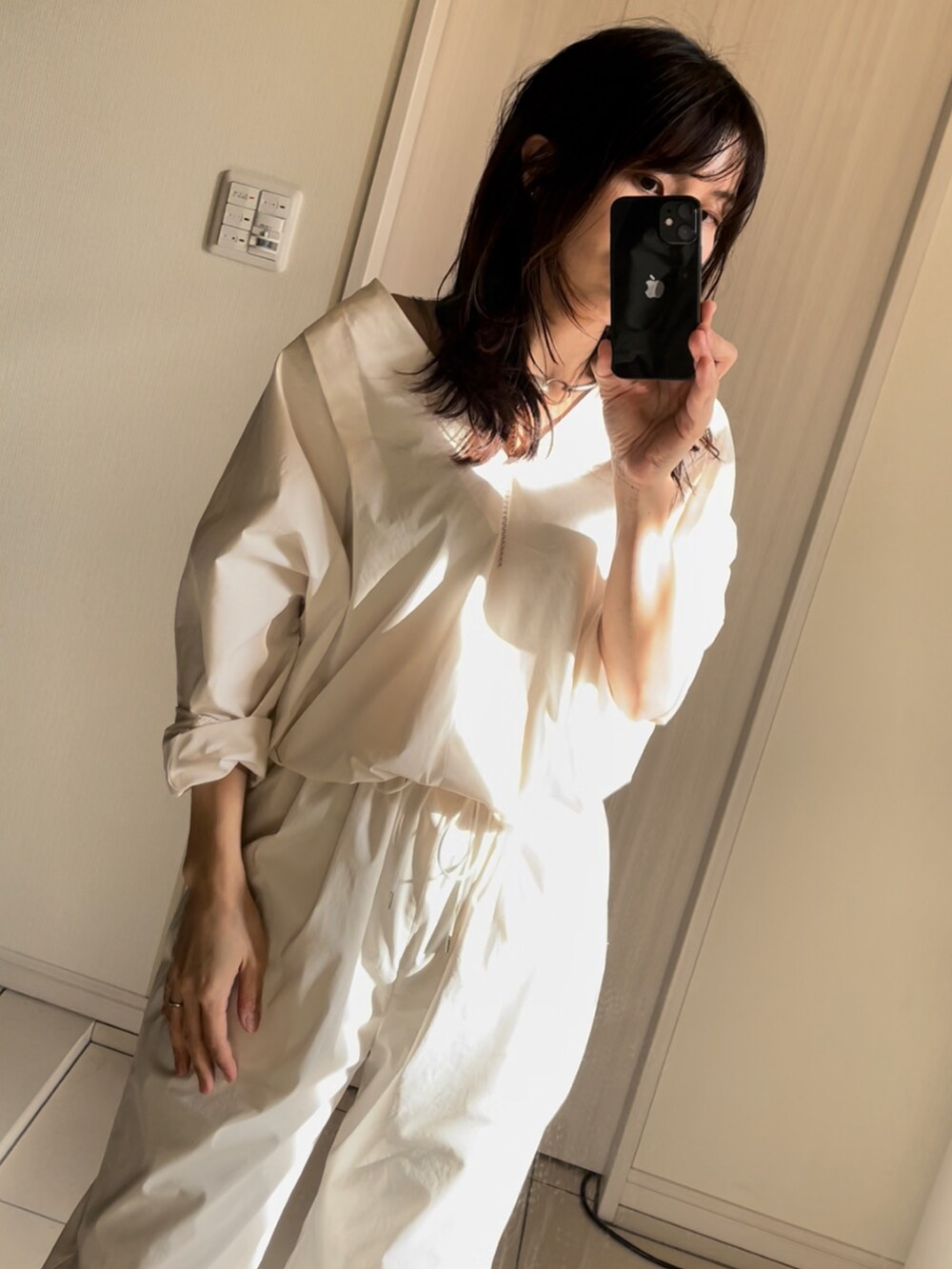 ホワイト系のサンダル、ホワイト系のつなぎ/オールインワン、シルバー系のチョーカーを着用したレディースの春コーディネートの3枚目の写真