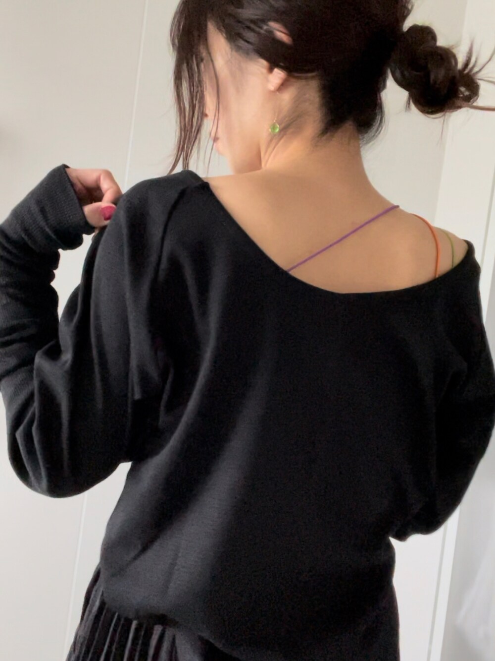 ブラック系のTシャツ/カットソー、ブラック系のキャミソール、ブラック系のその他パンツを着用したレディースの春コーディネートの3枚目の写真