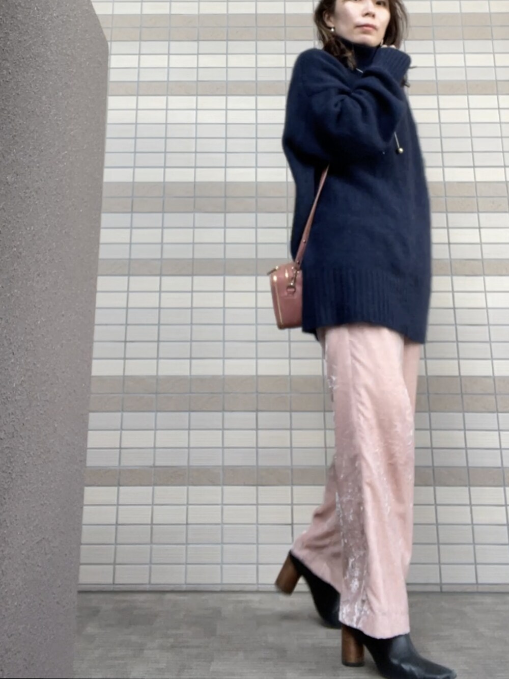 ブルー系のニット/セーター、ピンク系のパンツ、ブラック系のブーツを着用したレディースの冬コーディネートの3枚目の写真