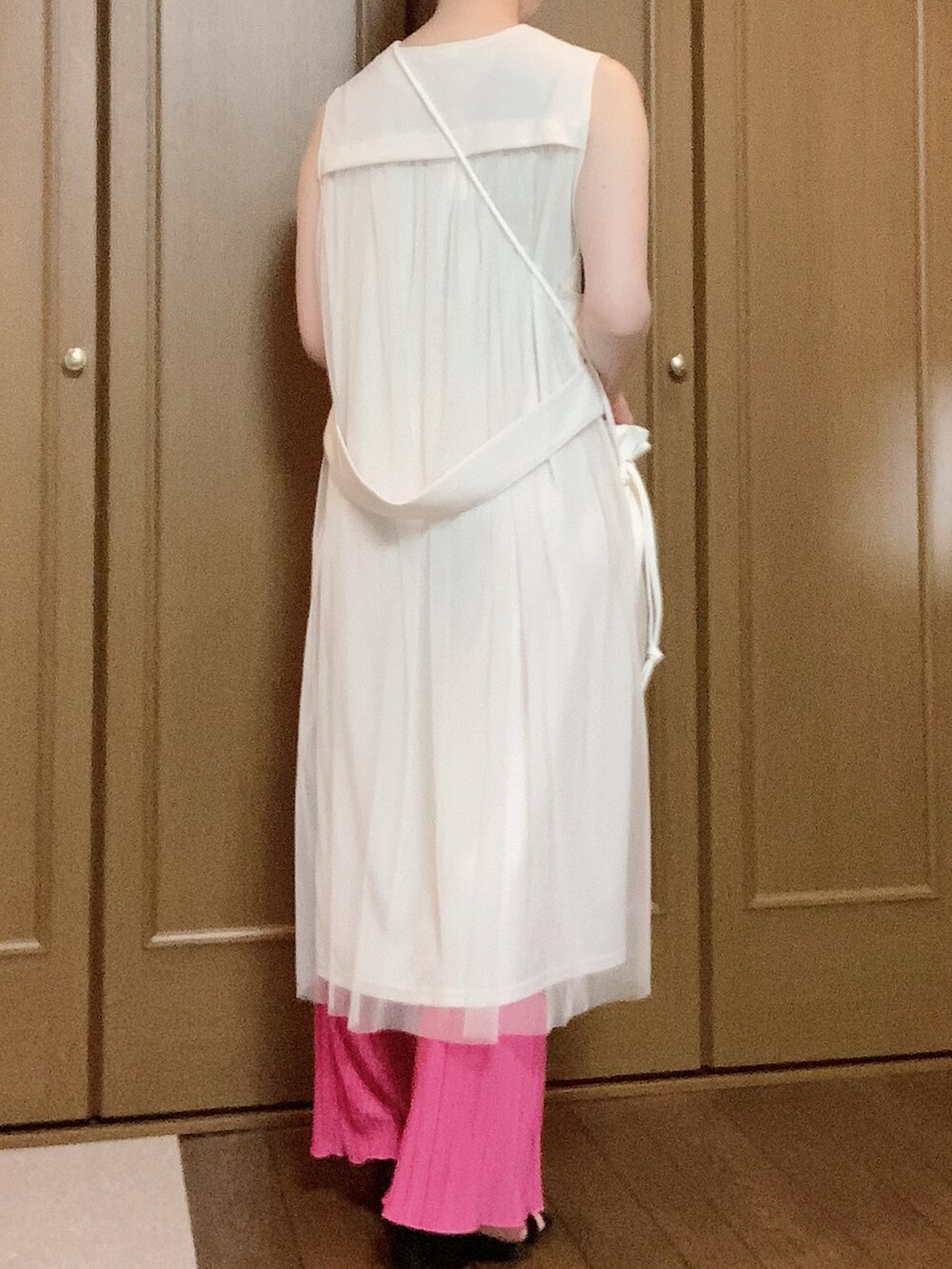 ブラック系のサンダルを着用したレディースの夏コーディネートの2枚目の写真