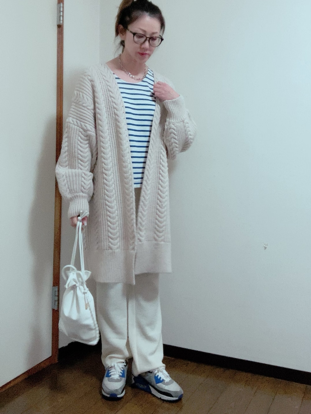 ブルー系のスニーカー、ホワイト系のその他パンツ、パープル系のスウェットを着用したレディースの秋コーディネートの2枚目の写真