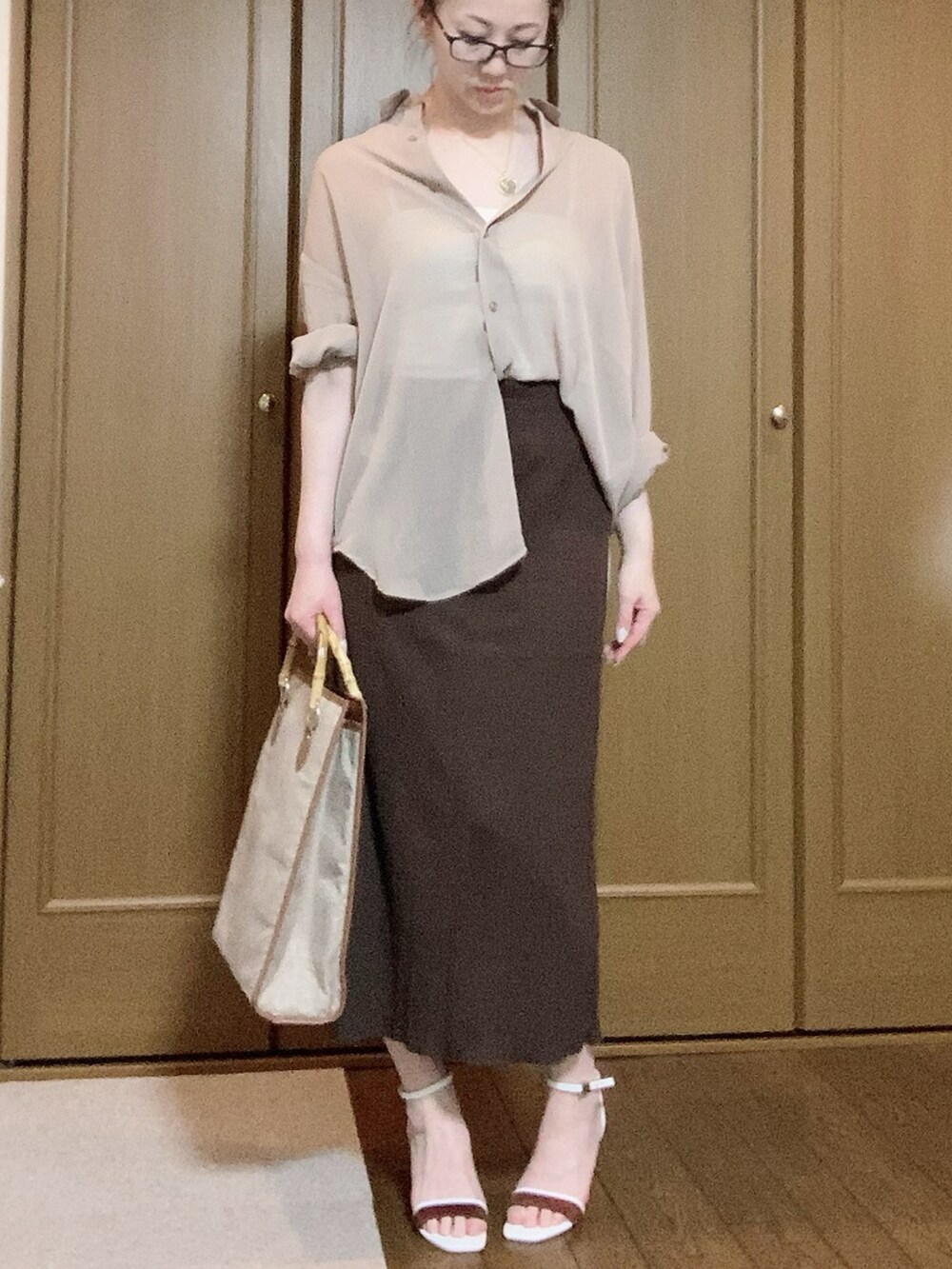 ブラウン系のスカート、ホワイト系のサンダル、ベージュ系のトートバッグを着用したレディースの夏コーディネートの2枚目の写真