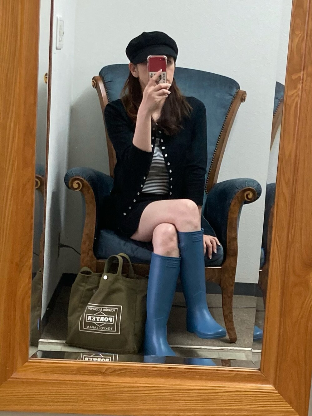 ブルー系のトートバッグ、ホワイト系のレインシューズ、ブラック系のその他パンツを着用したレディースの夏コーディネートの2枚目の写真