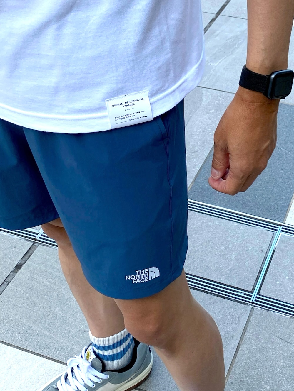 グレー系のスニーカー、ブルー系のキャップを着用したメンズの夏コーディネートの4枚目の写真