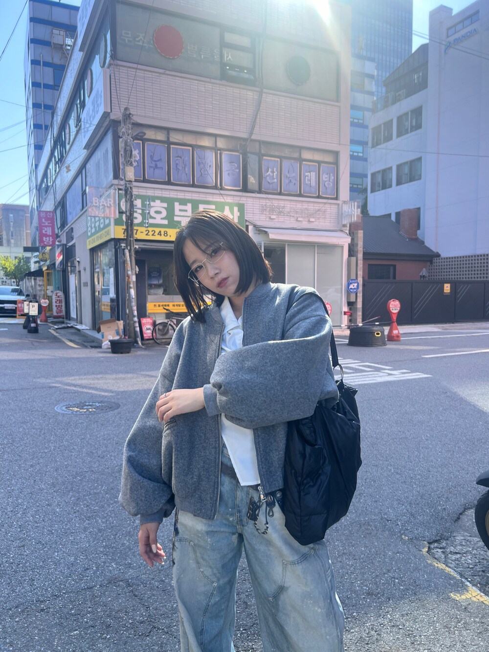 ブルー系のデニムパンツ、グレー系のジャケット/アウターを着用したレディースの春コーディネートの2枚目の写真
