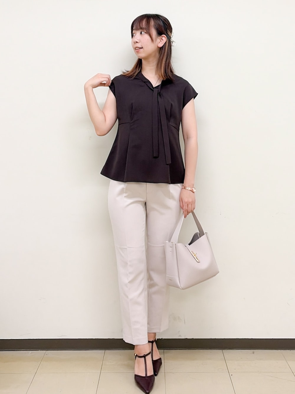 ブラウン系のシャツ/ブラウス、グレー系のトートバッグ、レッド系のパンプスを着用したレディースの夏コーディネートの2枚目の写真