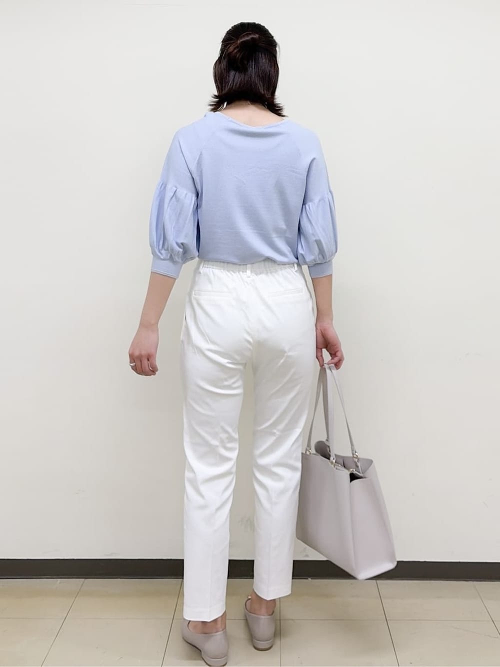 ベージュ系のパンプス、ブルー系のシャツ/ブラウス、グレー系のテーラードジャケットを着用したレディースの春コーディネートの7枚目の写真