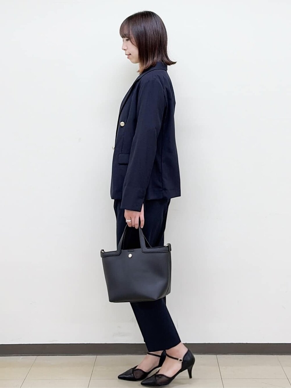 ブルー系のその他パンツ、ブラック系のパンプス、ブラック系のショルダーバッグを着用したレディースの春コーディネートの4枚目の写真