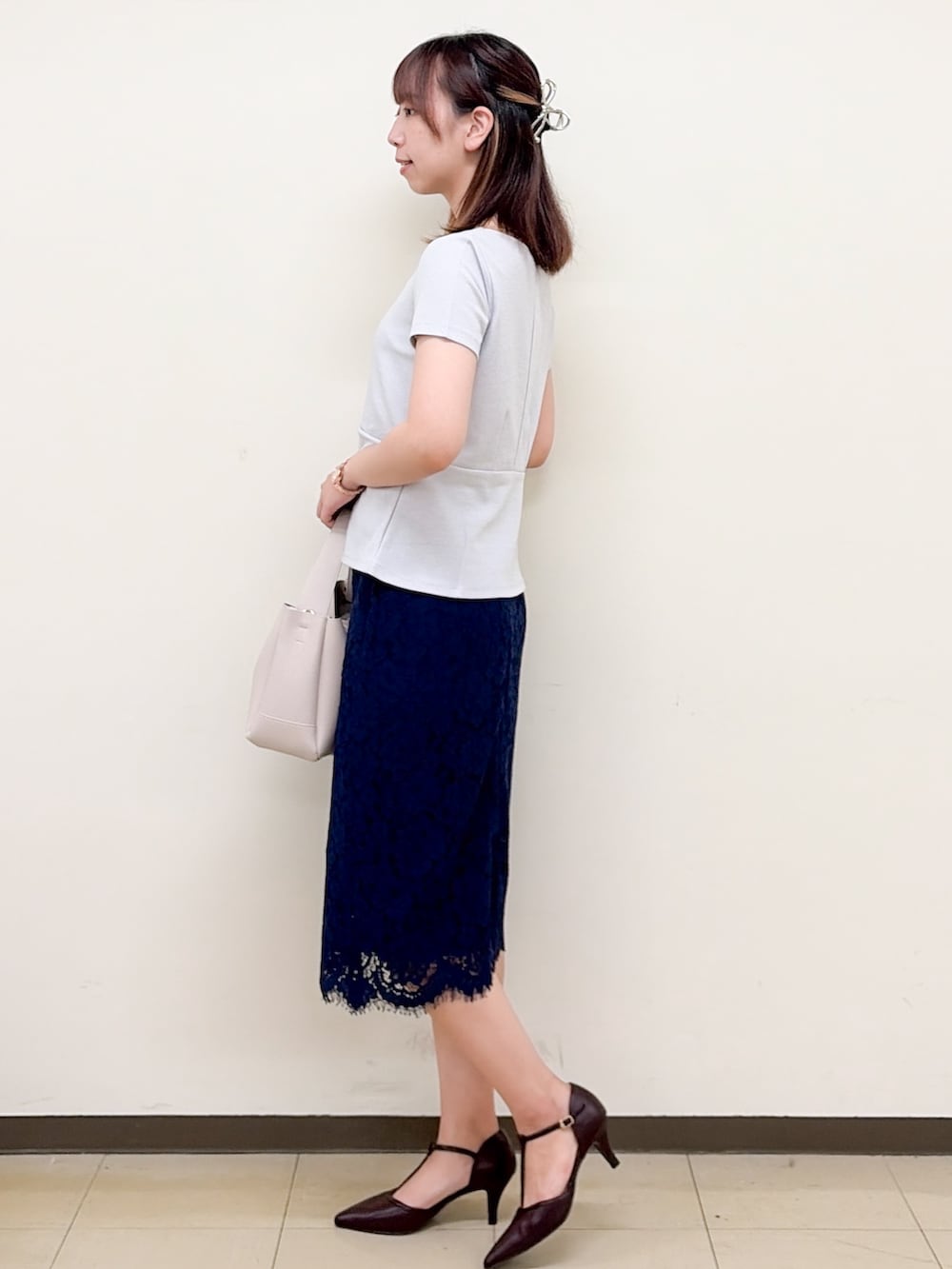ブルー系のTシャツ/カットソー、グレー系のトートバッグ、レッド系のパンプスを着用したレディースの夏コーディネートの3枚目の写真