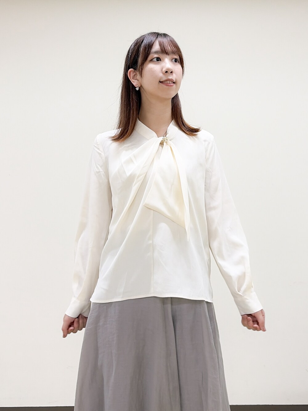 ホワイト系のシャツ/ブラウス、ブラック系のトートバッグ、ブラック系のパンプスを着用したレディースの秋コーディネートの6枚目の写真