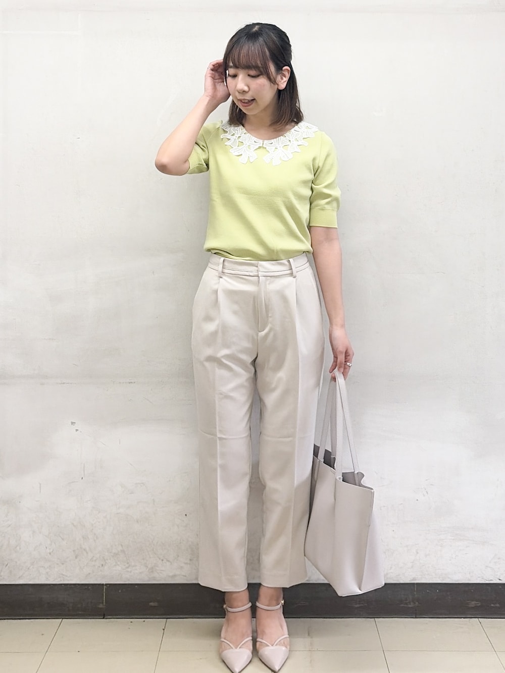 ベージュ系のその他パンツ、ホワイト系のスカート、ベージュ系のパンプスを着用したレディースの春コーディネートの2枚目の写真