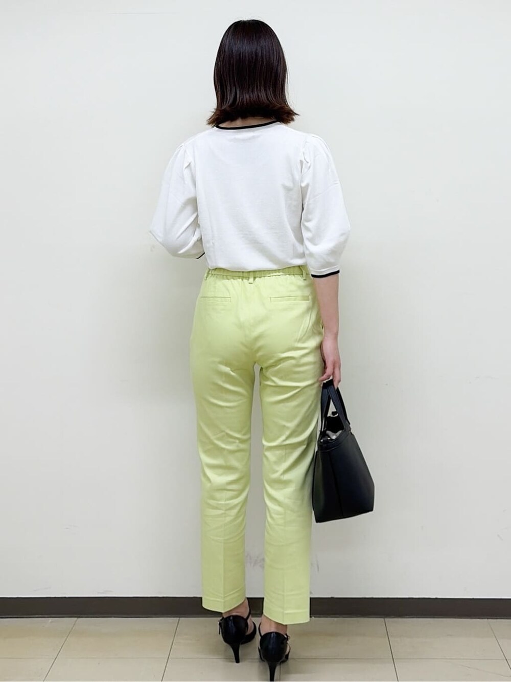 ブラック系のパンプス、ブラック系のショルダーバッグ、グリーン系のその他パンツを着用したレディースの春コーディネートの5枚目の写真