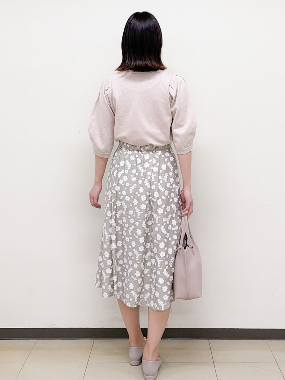 ベージュ系のパンプス、ベージュ系のスカート、ピンク系のニット/セーターを着用したレディースの春コーディネートの5枚目の写真