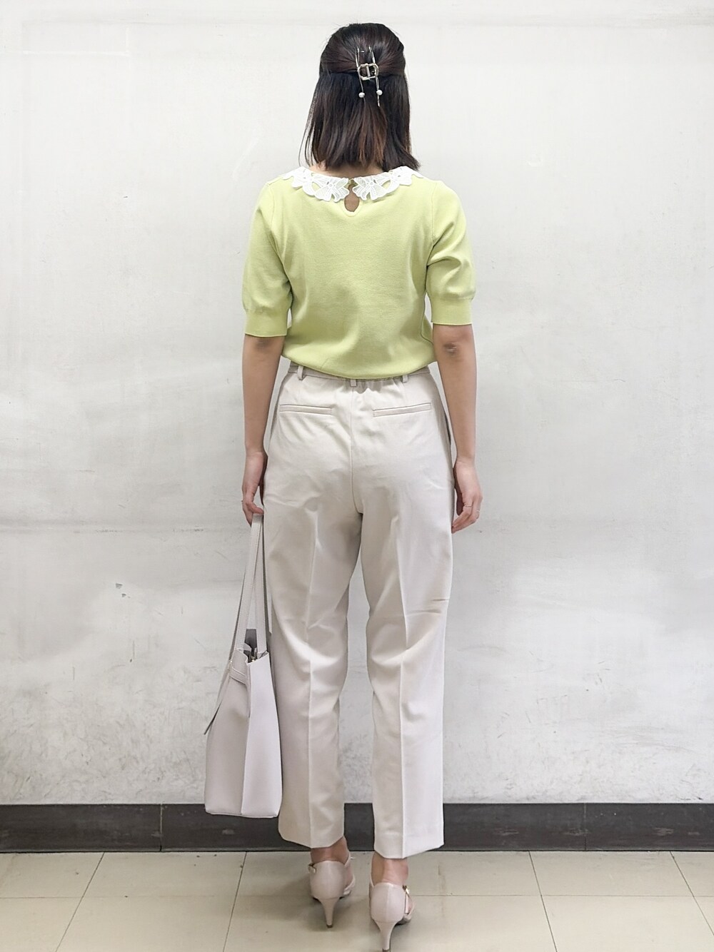 ベージュ系のその他パンツ、ホワイト系のスカート、ベージュ系のパンプスを着用したレディースの春コーディネートの4枚目の写真